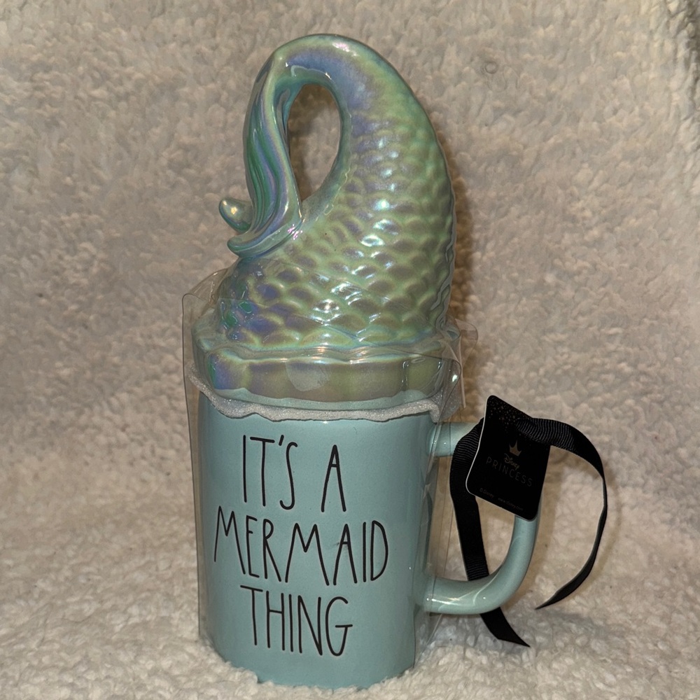 New Rae Dunn Iridescent IT’S A MERMAID THING Ariel Mug With Mermaid Tail Topper